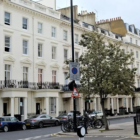 Bright Apartment Near Hyde Park Sleeps 4